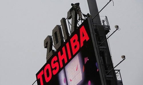 Trong vòng xoáy khủng hoảng, Toshiba tính bài bán mảng chip nhớ