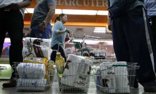 Venezuela tấn công tội phạm đầu cơ giấy toilet