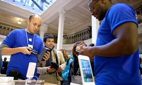 iPhone, iPad vẫn bán “đắt như tôm tươi”