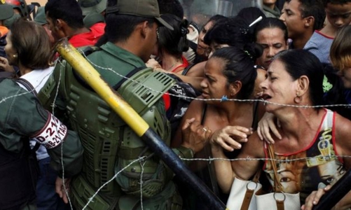 Hỗn loạn khiến Venezuela phải hoãn đổi tiền