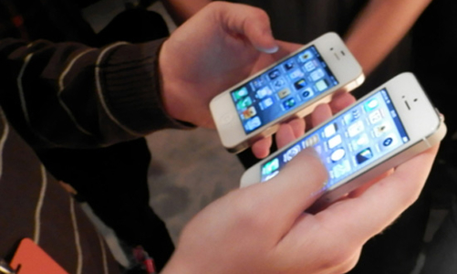 Những đối thủ có thể chơi ép sân iPhone 5