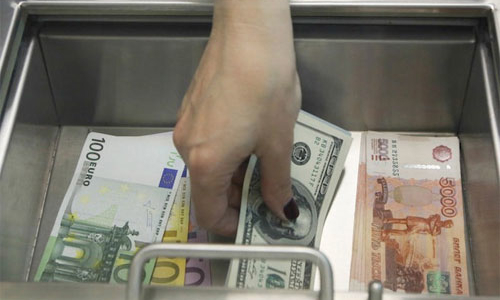 Rúp Nga giảm sâu chưa từng thấy do dầu mất giá