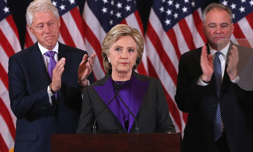 Vì sao nhà Clinton mặc màu tím khi thừa nhận thất bại?