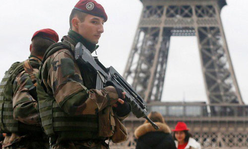 Hậu khủng bố Paris, thanh niên Pháp xếp hàng xin nhập ngũ