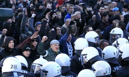 Dân Đức biểu tình phản đối chính sách của bà Merkel