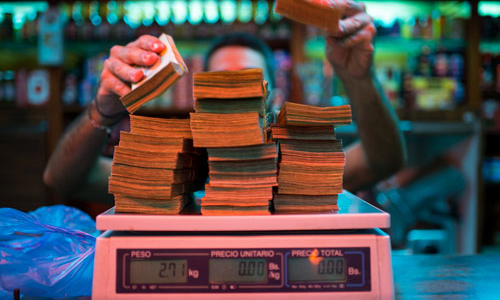 Siêu lạm phát khiến người Venezuela phải cân tiền