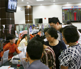 Nhiều rủi ro “đốt cháy” lợi nhuận ngân hàng 2008