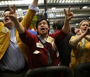 Vàng, dầu “vật vã” giữ giá