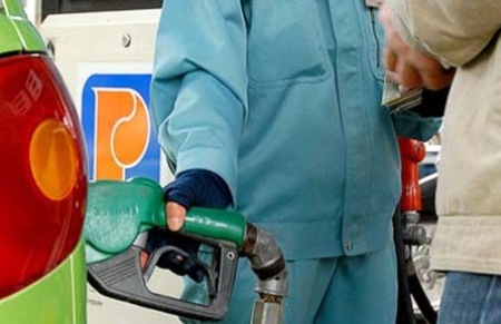 Giá xăng giảm 500 đồng/lít