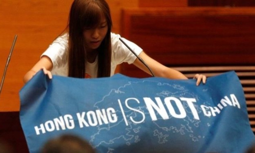 Nghị sỹ Hồng Kông phản đối Trung Quốc khi tuyên thệ