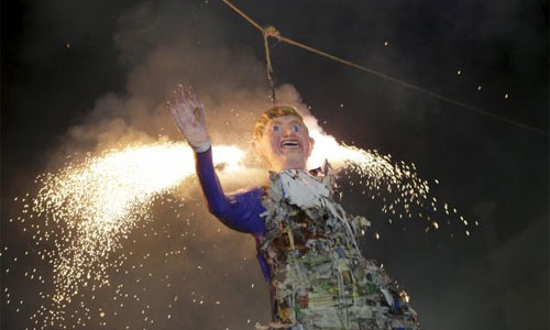 Người Mexico đốt hình nhân Donald Trump trong lễ Phục sinh