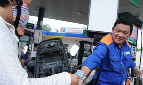 Điều hành giá xăng dầu: Bức xúc cử tri, tâm tư đại biểu