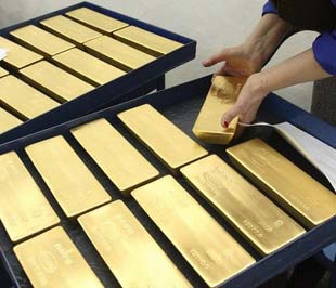 Giá vàng ổn định, giá dầu tăng mạnh do bão