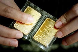 Vàng tiếp tục mất giá