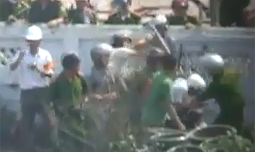 Cưỡng chế Văn Giang, nhìn từ chuyện “đánh nhà báo”