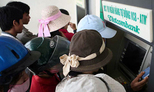 “Ông lớn” bỏ thu phí ATM vì… kinh tế suy thoái