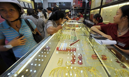 Giá vàng thế giới trượt dốc, trong nước giảm nhỏ giọt