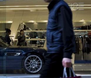 Lo khủng hoảng, giới trẻ Trung Quốc tiêu pha tiết kiệm