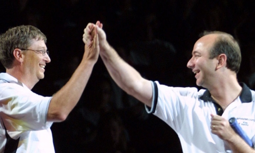 Phía sau sở thích rửa bát của hai tỷ phú giàu nhất thế giới