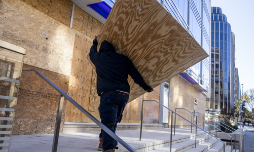 Hàng quán tại Mỹ gấp rút che chắn đề phòng biểu tình hậu bầu cử tổng thống