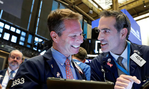 Giới đầu tư Mỹ ồ ạt mua chứng khoán, bán mạnh vàng