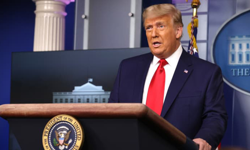 Ông Trump bất ngờ họp báo, nhưng chỉ trong… 1 phút