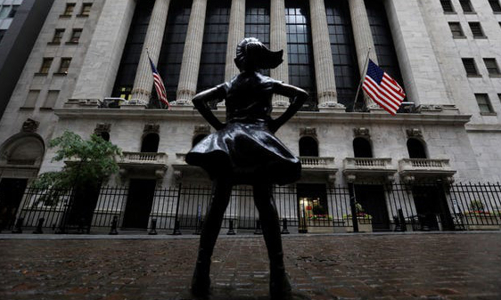 Chứng khoán Mỹ lập đỉnh cao mọi thời đại dù số liệu việc làm u ám