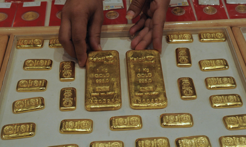 Giá vàng đi xuống, USD tự do hướng tới mốc 23.500 đồng