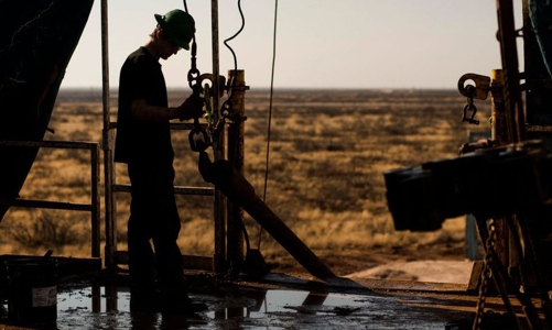 Giá dầu lập đỉnh mới do sản lượng của Mỹ giảm