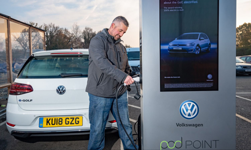 Volkswagen quyết “chơi lớn” trong mảng pin xe điện để cạnh tranh Tesla