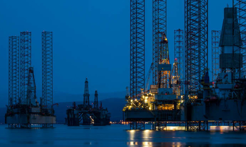 Giá dầu “bốc hơi” 6% vì mối lo Covid ở châu Âu