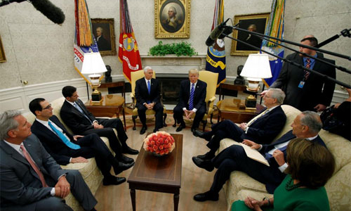 Tổng thống Trump bất ngờ đạt thỏa thuận ngân sách với phe Dân chủ