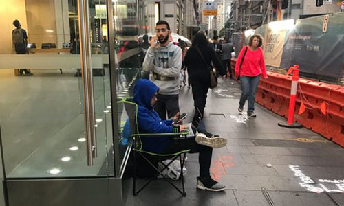 Cảnh xếp hàng lại tái diễn dù iPhone 8 còn chưa ra mắt