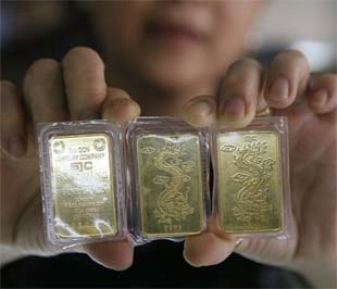 Vàng mất mốc 2 triệu đồng/chỉ, USD “chợ đen” giữ giá