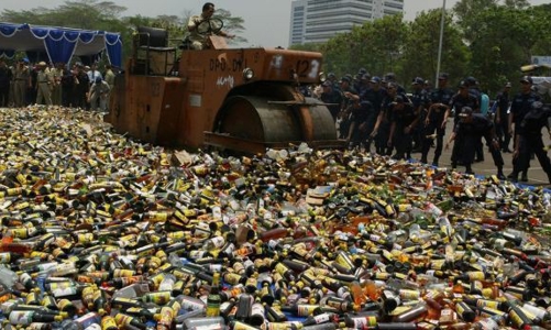 Uống phải rượu giả, 80 người Indonesia thiệt mạng trong 1 tháng