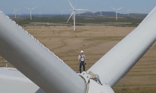 Trên đỉnh turbin, Jeff Bezos đập rượu khai trương trang trại năng lượng gió lớn nhất của Amazon