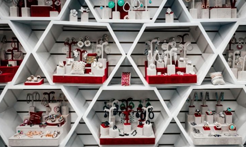 Nữ sinh viên dựng startup trang sức 