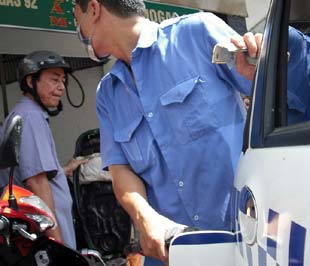 Giá xăng tăng lần đầu tiên từ đầu năm