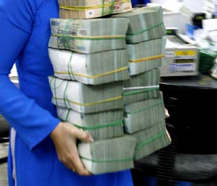 Tăng trưởng tín dụng thấp, vay USD giảm mạnh