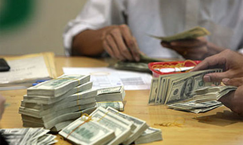 USD tự do “án binh”, giá vàng lặng sóng