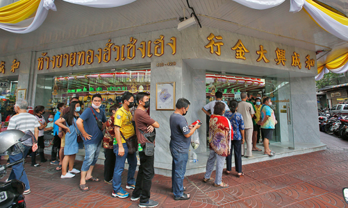 Người dân ồ ạt bán vàng, kinh tế Thái Lan càng thêm khó