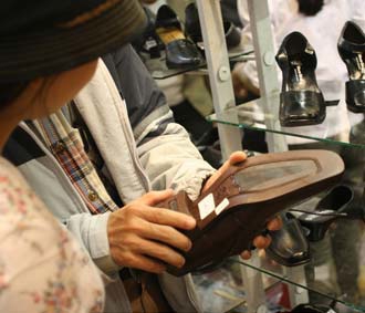 Giày da yếu thế vì thuế