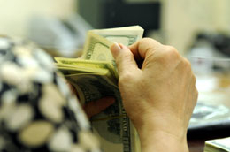 Điều chỉnh lãi suất và tỷ giá: Vì sao phải can thiệp mạnh?