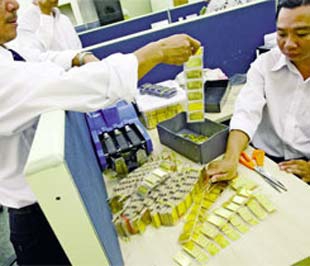 Từ cơ hội của vàng: Dân đang cất bao nhiêu tiền?