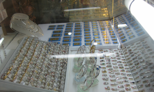 Giá vàng loay hoay dưới mốc 24 triệu đồng/lượng