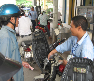 Tăng giá xăng dầu: Lại một đợt tăng giá hàng hóa mới?