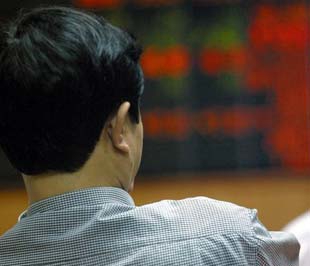 Chứng khoán: Thuốc súng đang chờ tia lửa