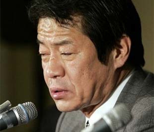 Bị cáo buộc say rượu, Bộ trưởng Bộ Tài chính Nhật xin từ chức