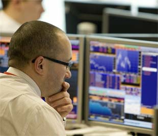 Giá vàng giảm thêm, giá USD “chợ đen” tăng nhiệt