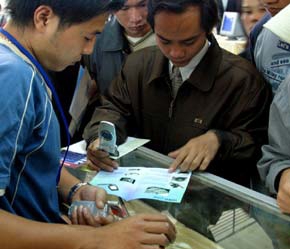 Bán lẻ điện thoại di động: “Đại gia” cũng vào cuộc?